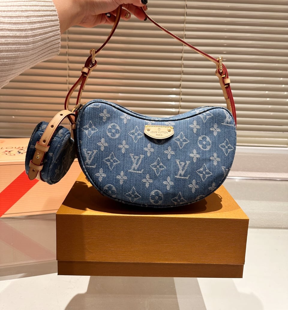 Louis Vuitton Croissant Mm Monogram Denim 25Cm M46856 view 4