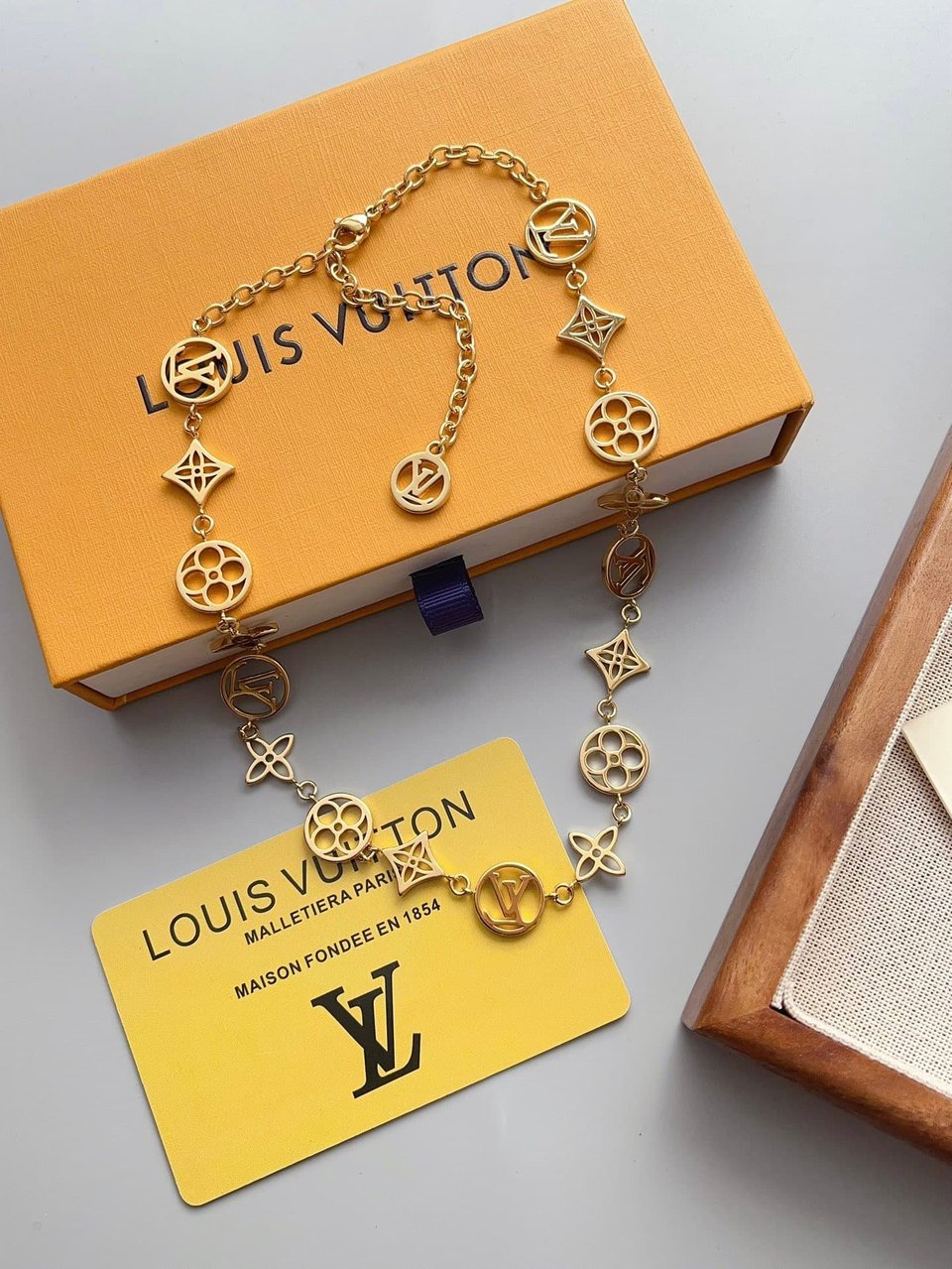 Louis Vuitton Lv Lace Necklace Gold M01057 view 2