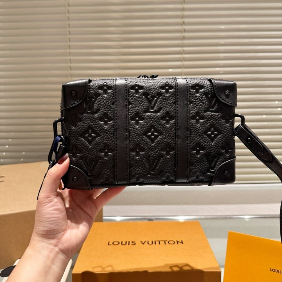 Louis Vuitton Soft Trunk Wallet Monogram Taurillon Leather Black 23Cm M80224 view 5