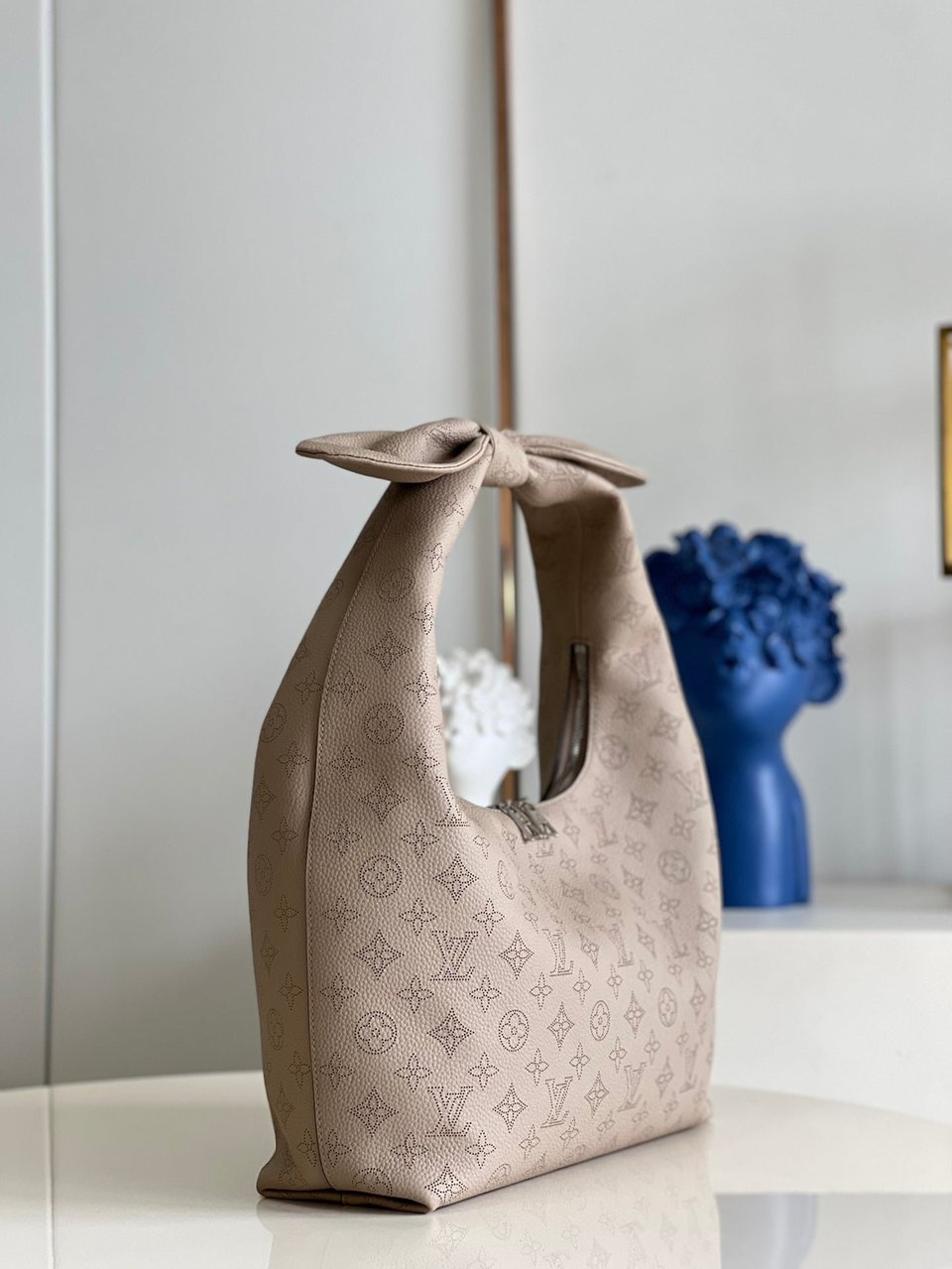 Louis Vuitton Why Knot Mm Beige view 9