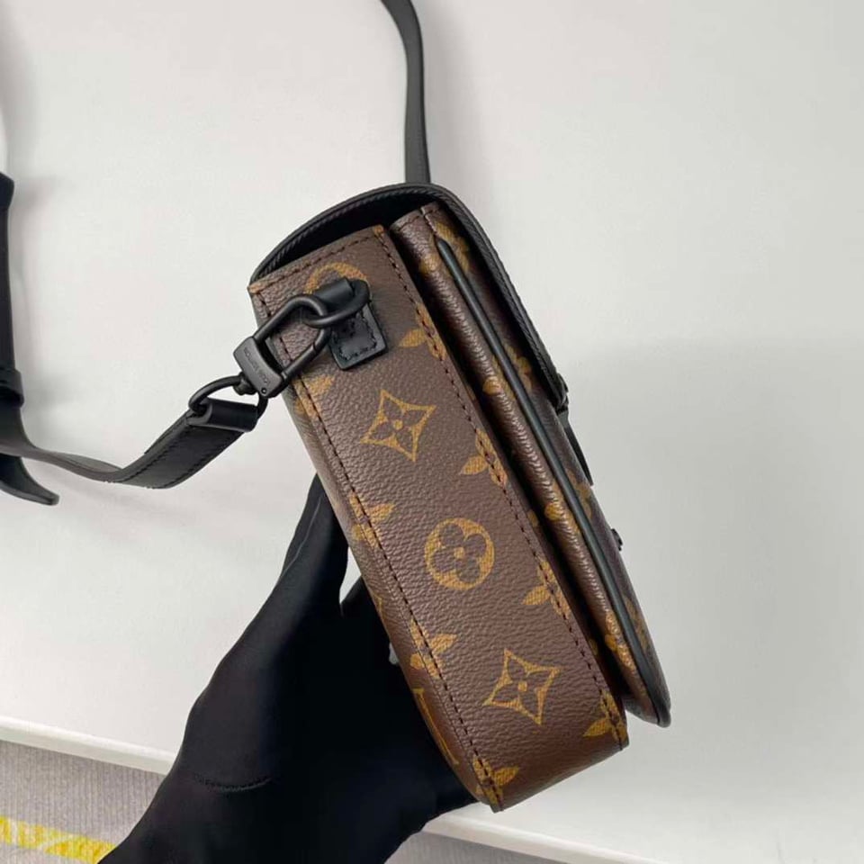 Louis Vuitton S Lock Vertical Wearable Wallet 19Cm M81522 view 4