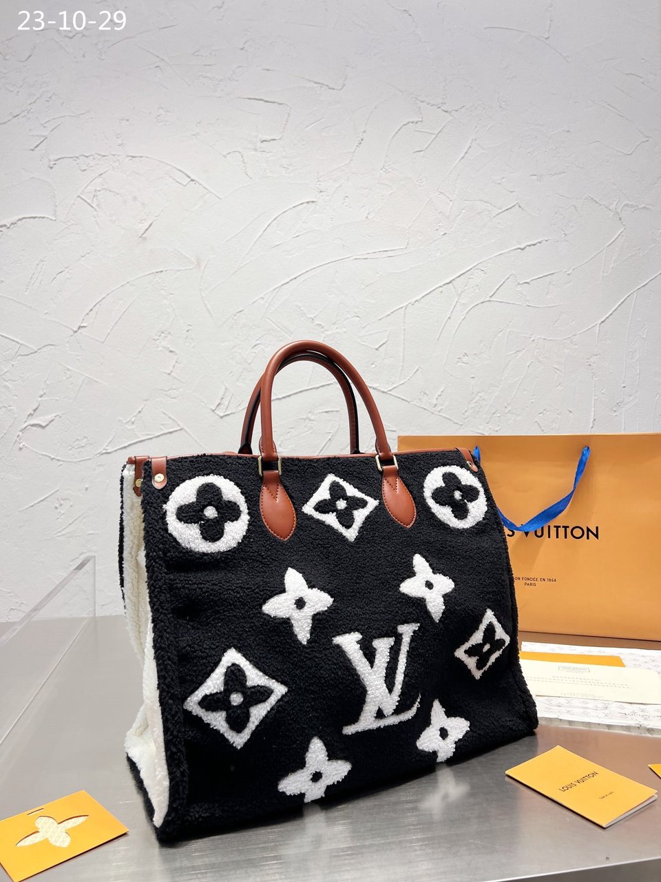 Louis Vuitton Onthego Monogram Teddy Fleece Black And White 40Cm view 3