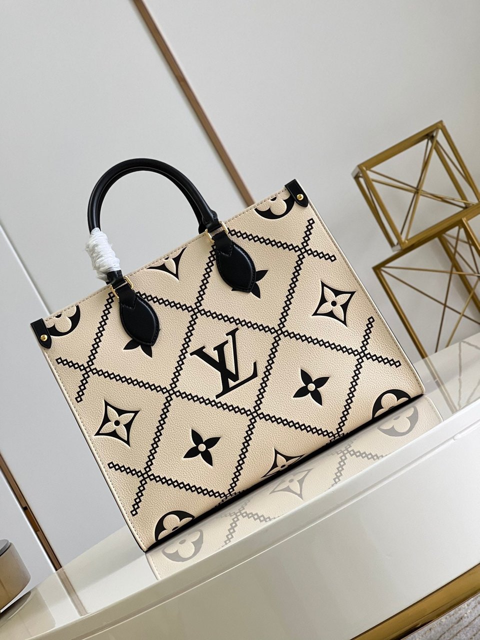 Louis Vuitton Onthego MM Tote Monogram Cream Beige Black 35cm view 5