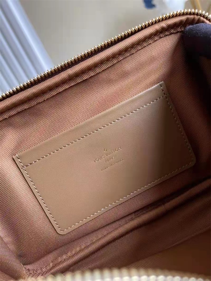 Louis Vuitton Utility Cross-Body Bag 18 Cm view 9