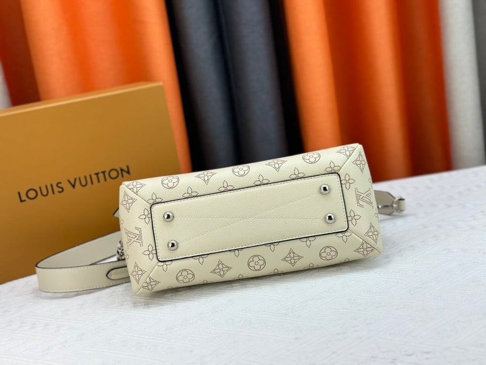 Louis Vuitton Hand It All Pm Creme 29Cm M24114 view 5