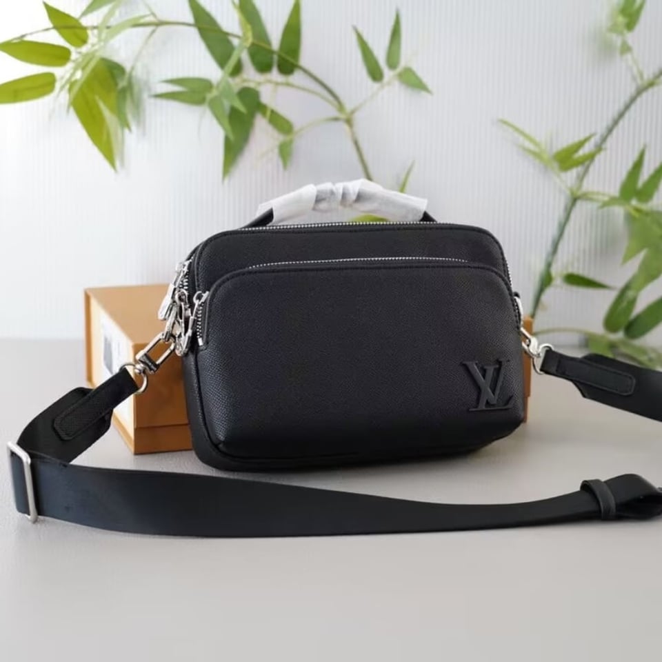 Louis Vuitton Avenue Messenger Bag Black 23Cm M11657 view 3