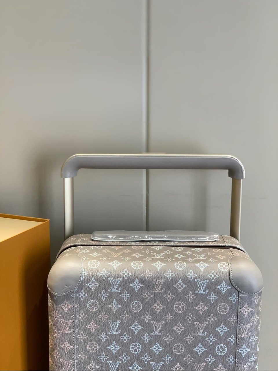 Louis Vuitton Horizon 55 Suitcase Mahina Perforated Calfskin Leather Gray 55Cm M10282 view 9
