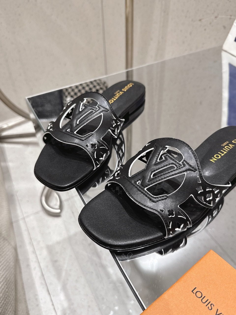 Louis Vuitton LV Isola Flat Mule Black 1AGYOE view 4