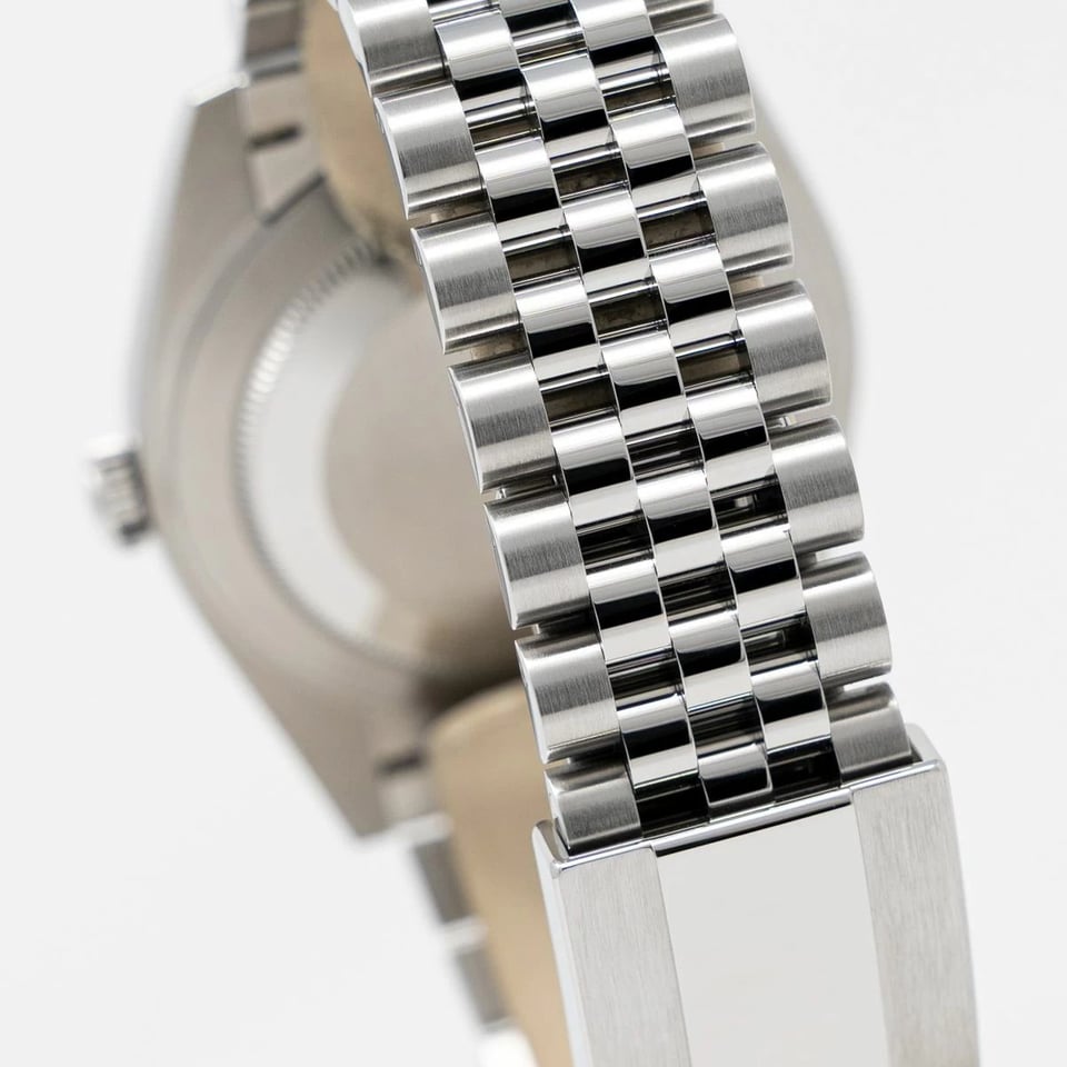 Rolex Datejust 41mm Green Dial 126334 Jubilee view 10
