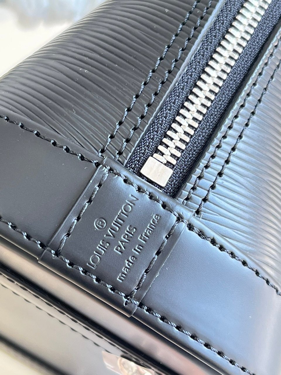 Louis Vuitton Alma Bb 23Cm Black view 4