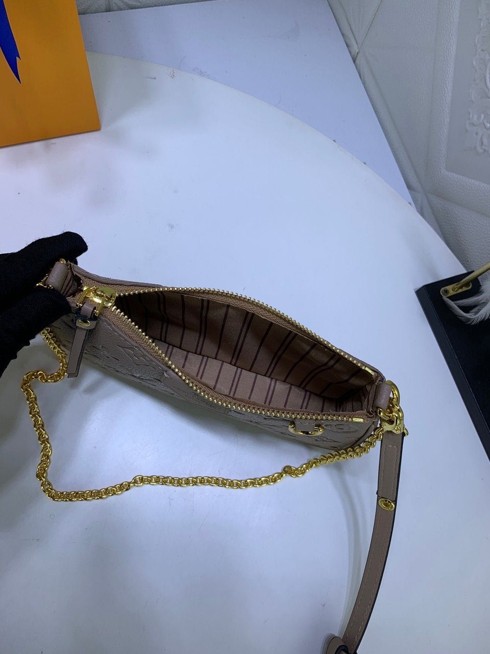 Louis Vuitton Easy Pouch On Strap Tourterelle Beige 19Cm view 8