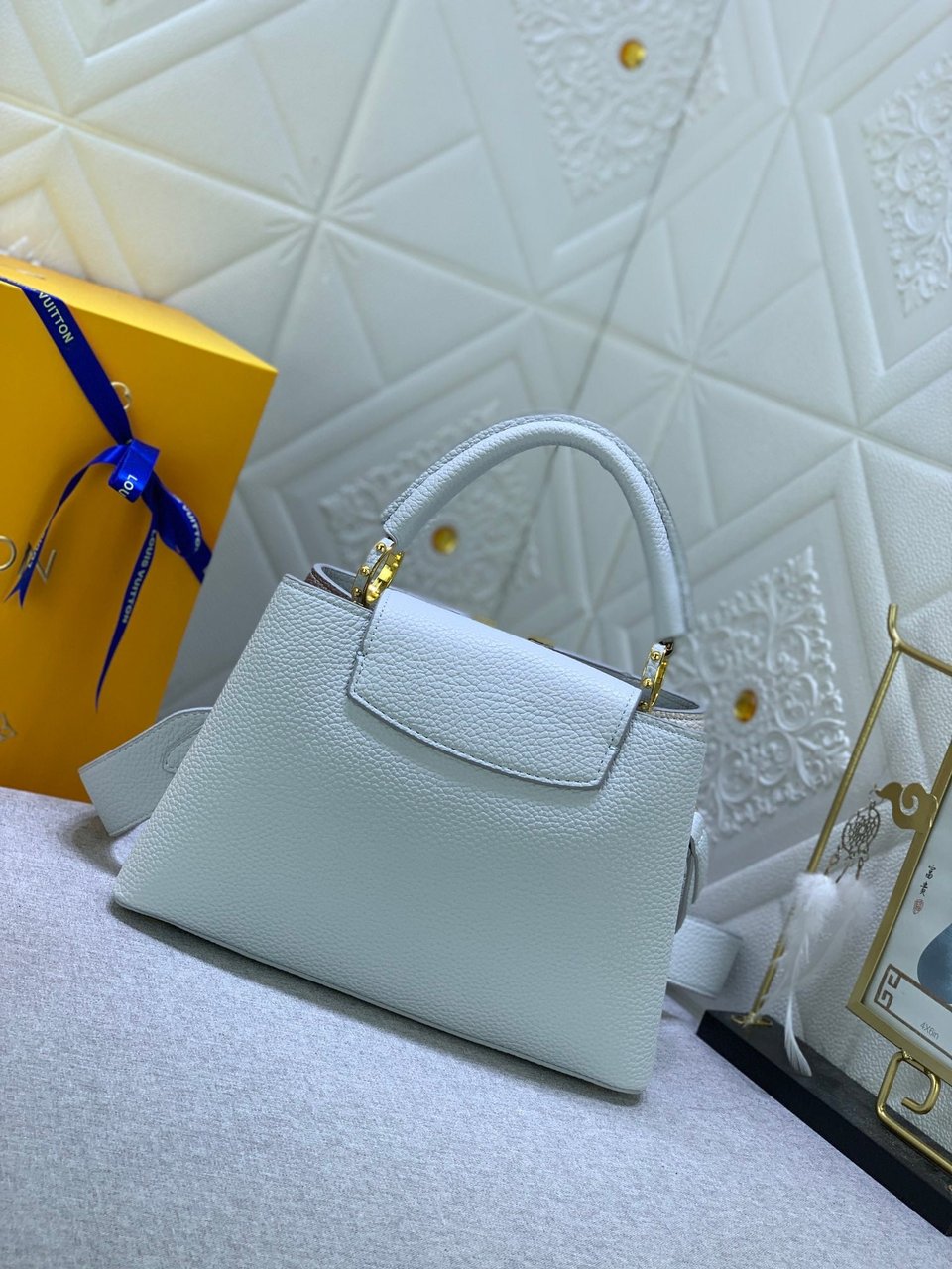 Louis Vuitton Capucines Ice Age White 27Cm view 6