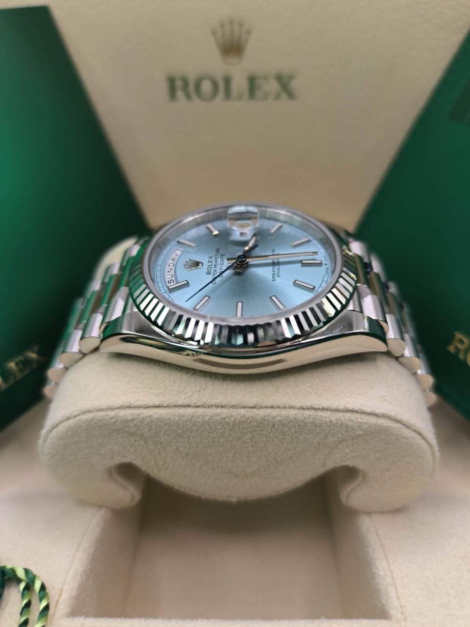 Rolex Day-Date 40 mm Ice blue Dial 228236 view 7