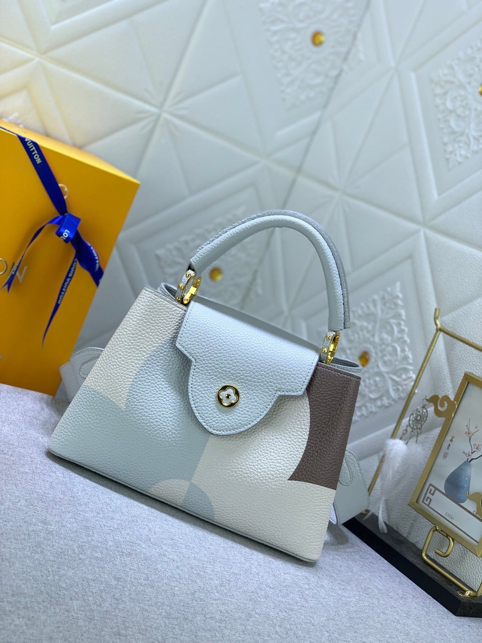 Louis Vuitton Capucines Ice Age White 27Cm view 8