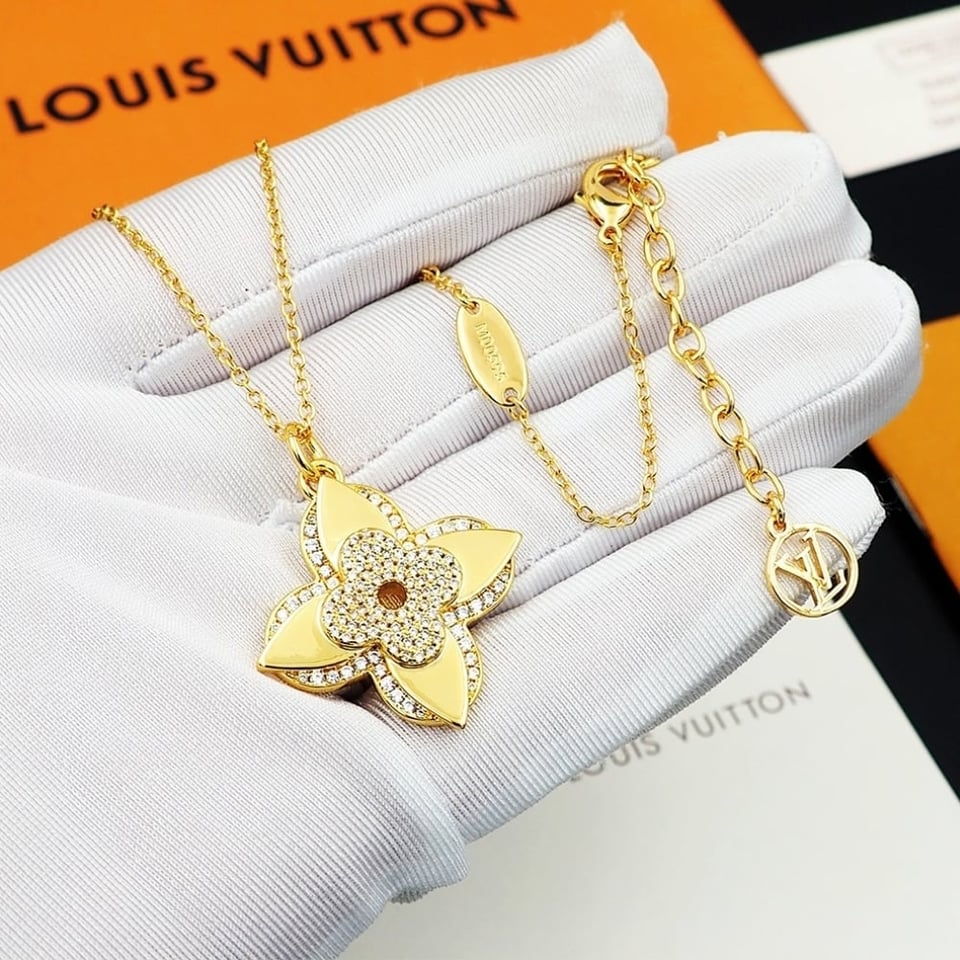 Louis Vuitton Lv Medaillon Necklace Gold M02001 view 8