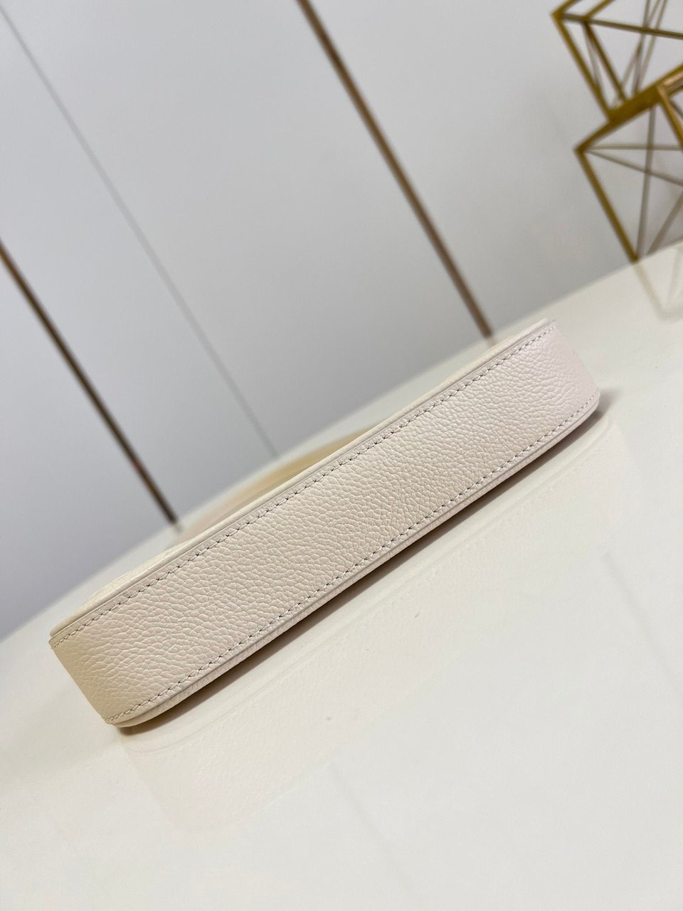 Louis Vuitton Easy Pouch On Strap 19Cm White view 8