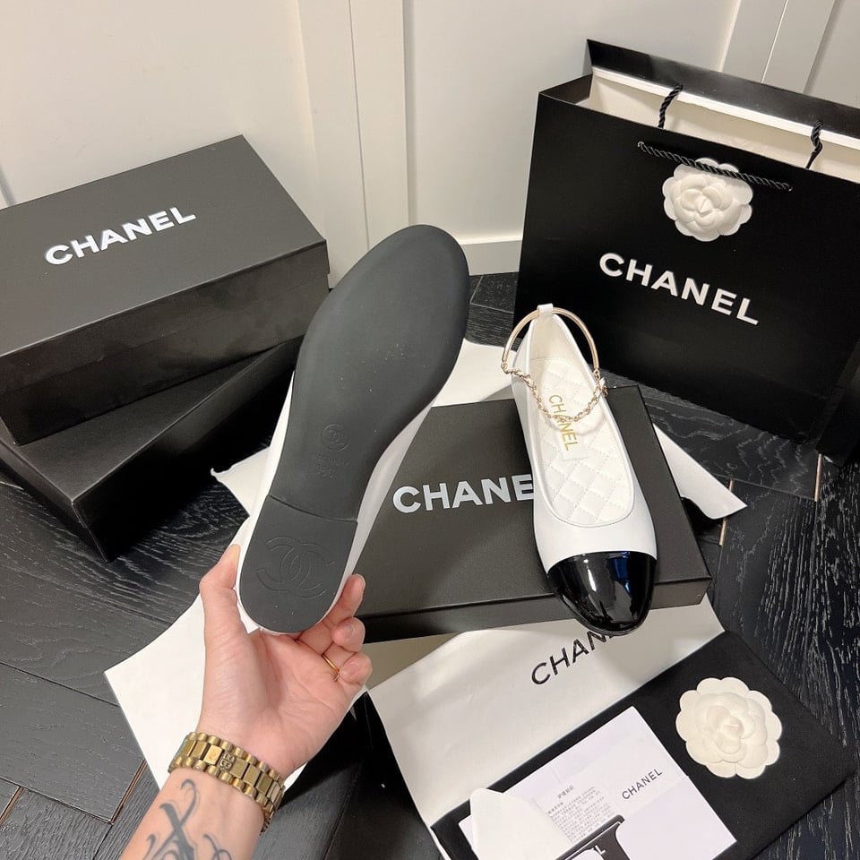 Chanel Interlocking Cc Logo Ballet Flats Black White view 11