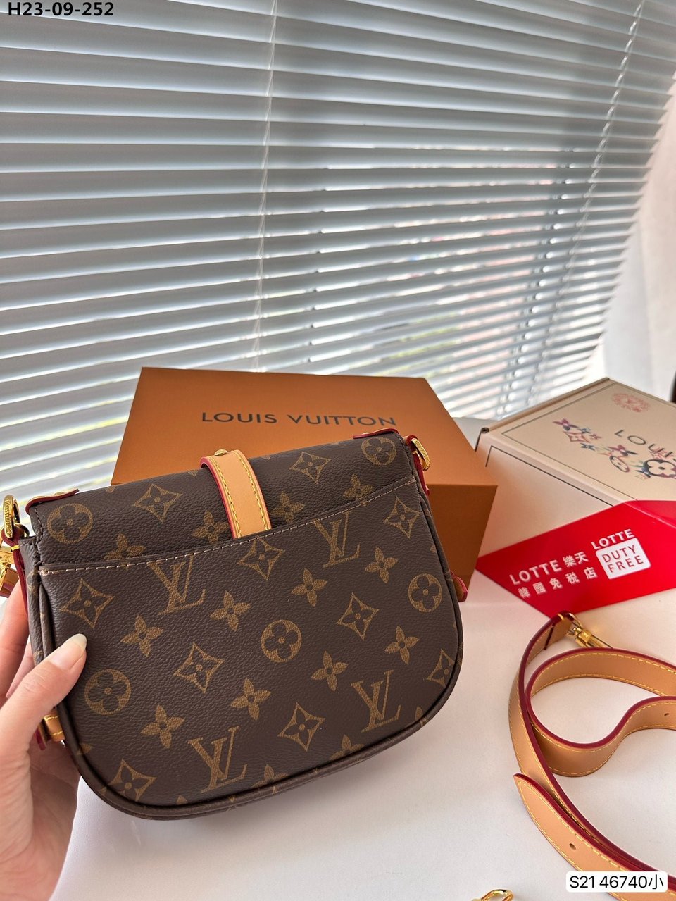 Louis Vuitton Saumur Monogram Brown 20Cm M46740 view 6