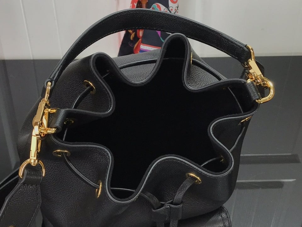Louis Vuitton Lockme Bucket 23Cm Black view 3
