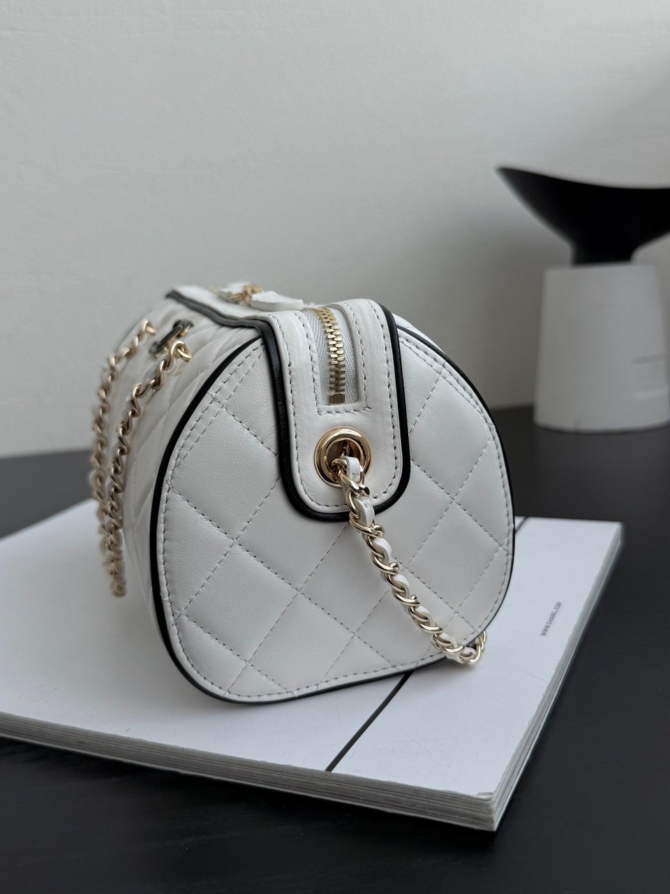 Chanel Spring Summer 2025 Pre-collection Clutch With Chain Lambskin White 18.5cm/ 7.3inches view 5