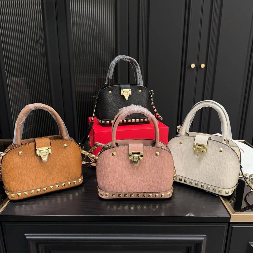 Valentino Garavani Rockstud Handbag In Grainy Light Pink 21Cm view 4