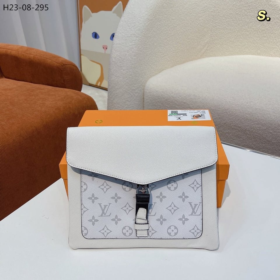 Louis Vuitton Pochette M Tis East West Bag Black 21Cm M46595 view 10