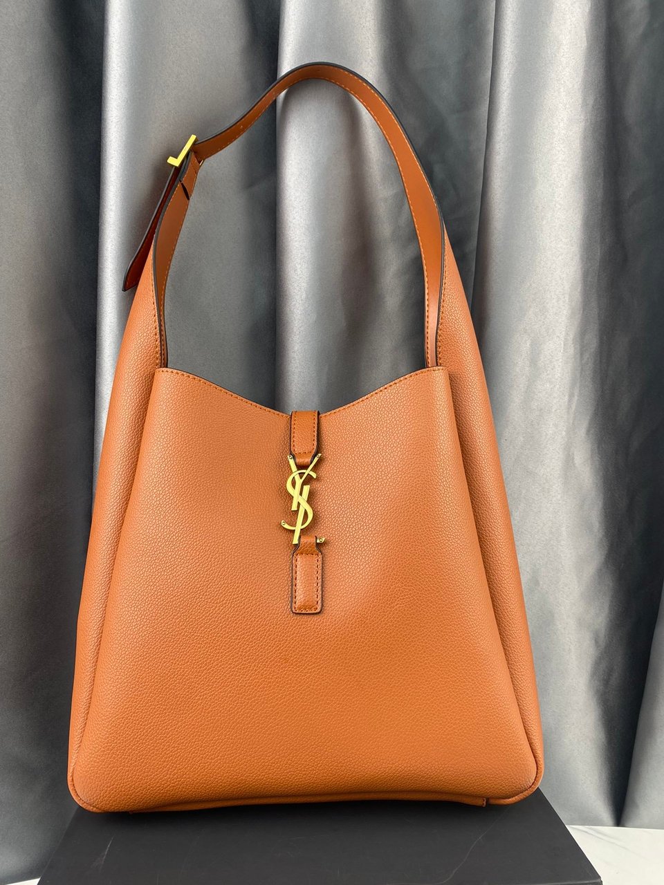 Saint Laurent 5 A 7 Soft Small Hobo Bag In Smooth Leather Beige view 3