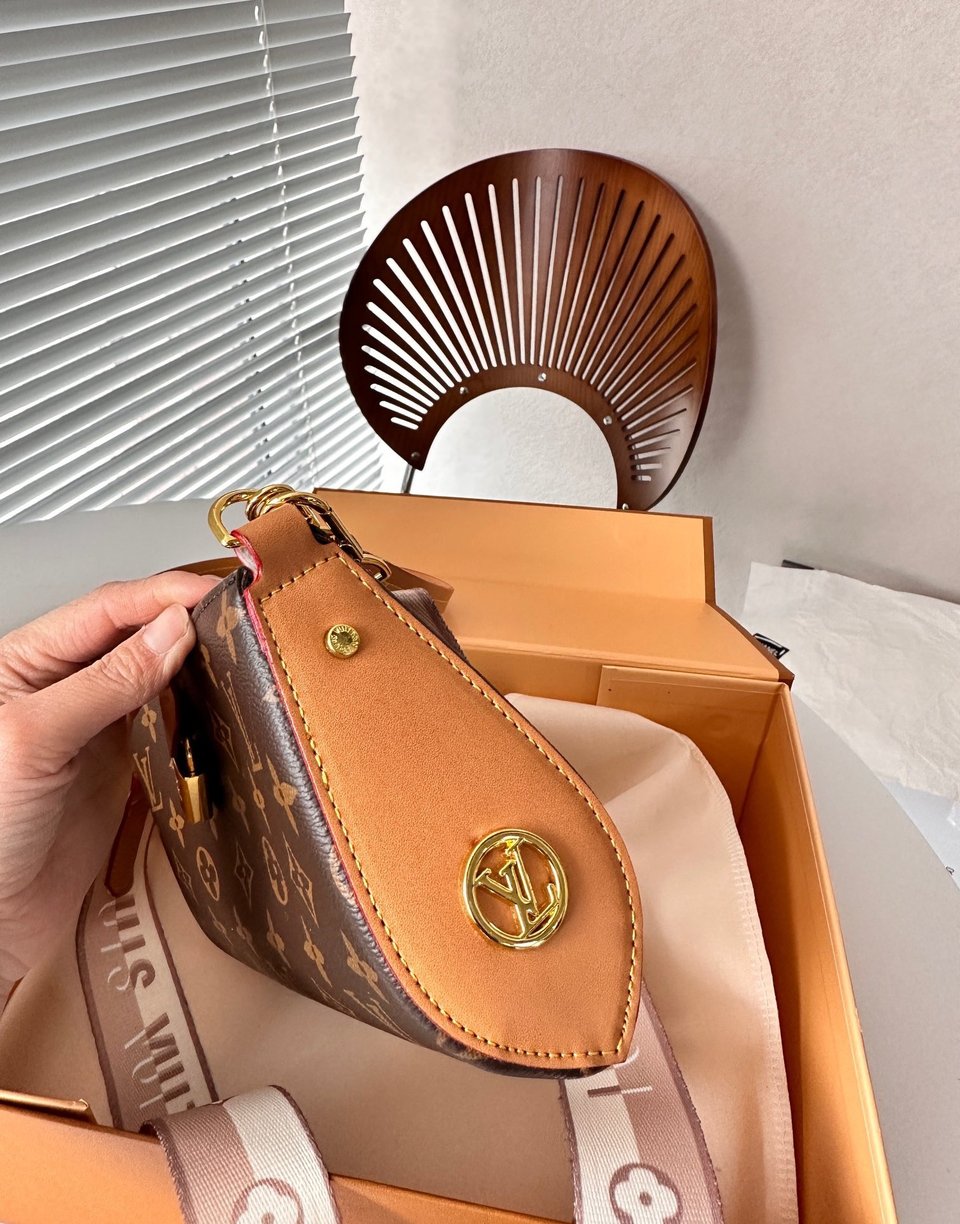 Louis Vuitton Pochette Tirette Monogram Canvas 23Cm M47123 view 6