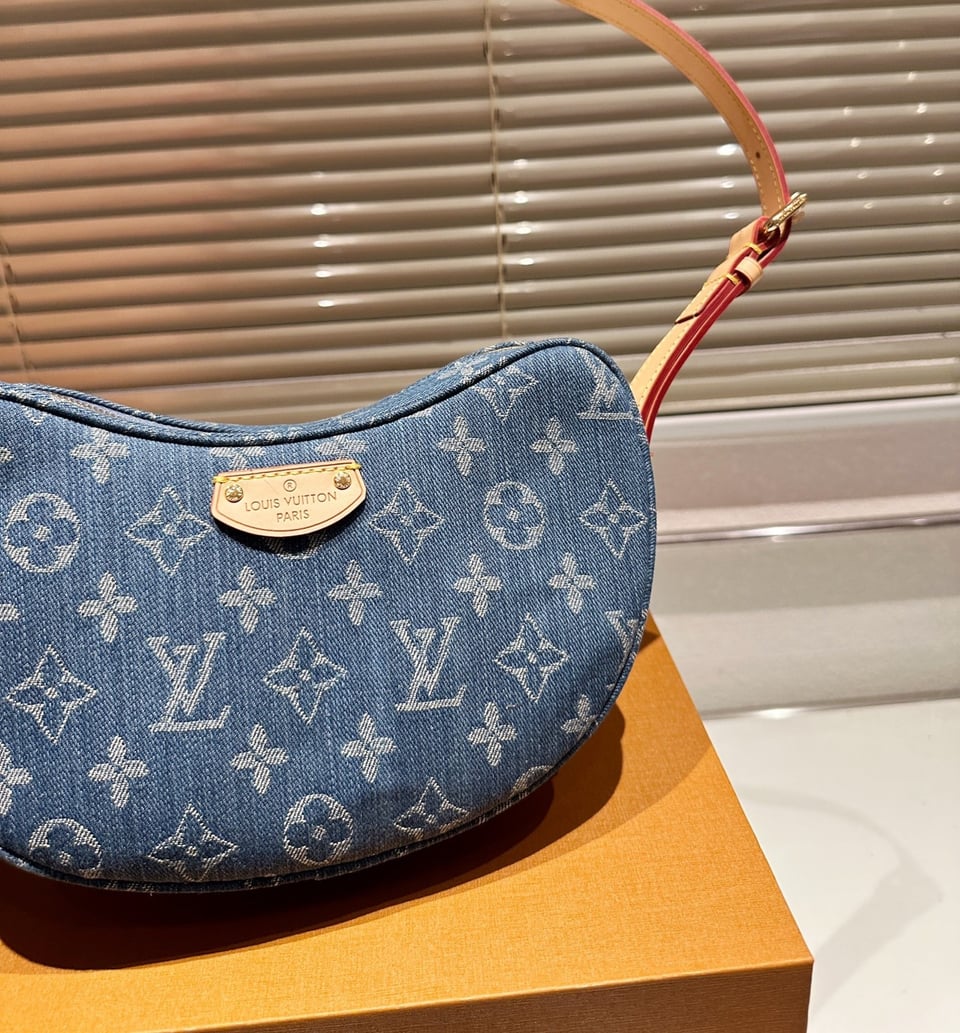 Louis Vuitton Croissant Mm Monogram Denim 25Cm M46856 view 9