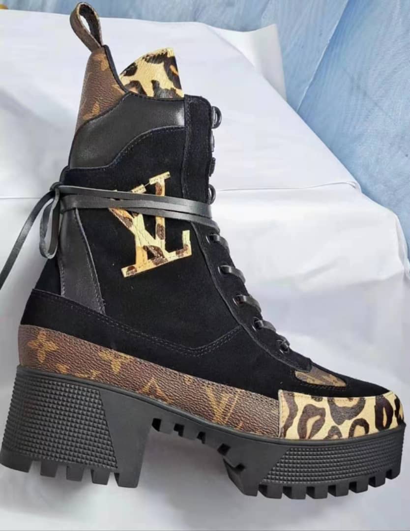 Louis Vuitton Laureate Platform Desert Boots Black 1A5Nnu view 5