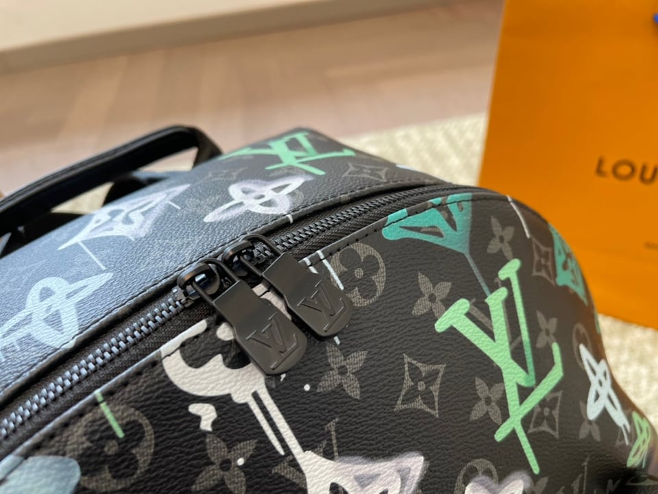 Louis Vuitton Discovery Backpack Graffiti Green 36Cm M21395 view 7