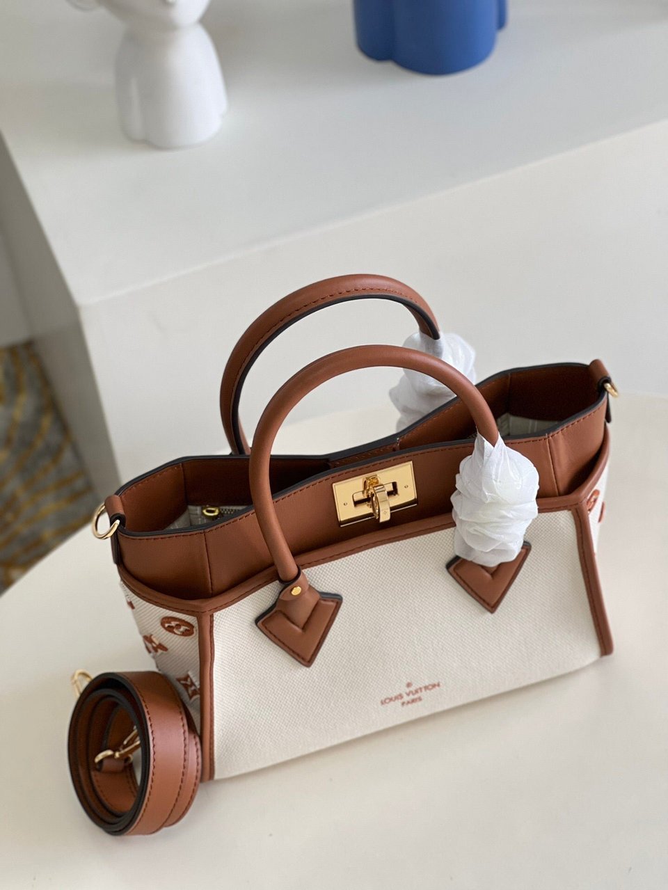 Louis Vuitton On My Side Pm 25Cm Brown view 3