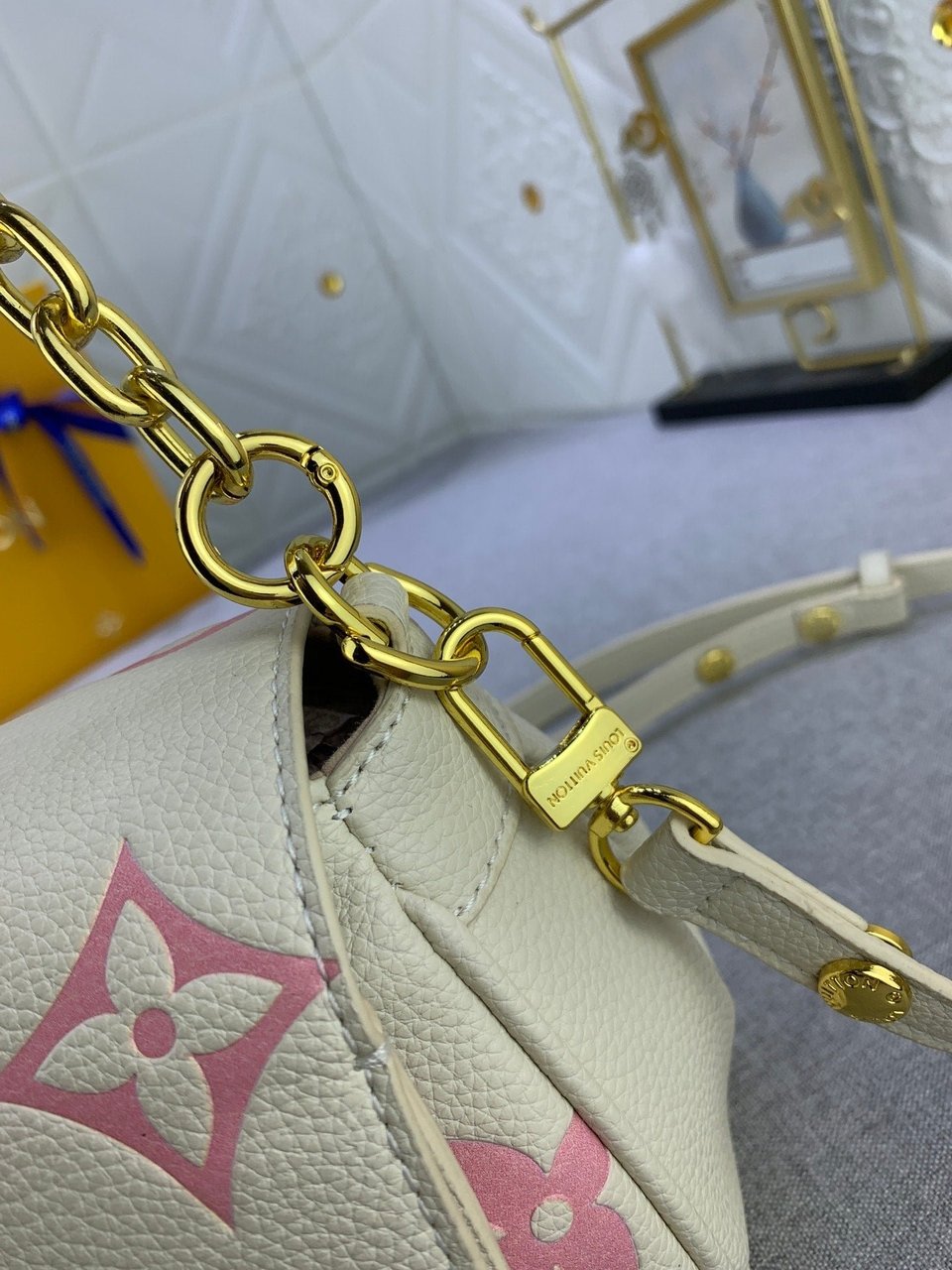 Louis Vuitton Favourite Bag Cream Beige 24Cm view 7