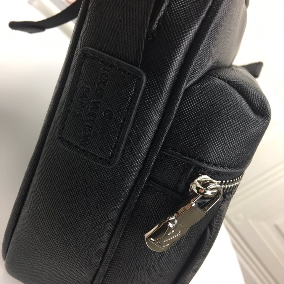 Louis Vuitton Outdoor Messenger Black 29Cm view 5