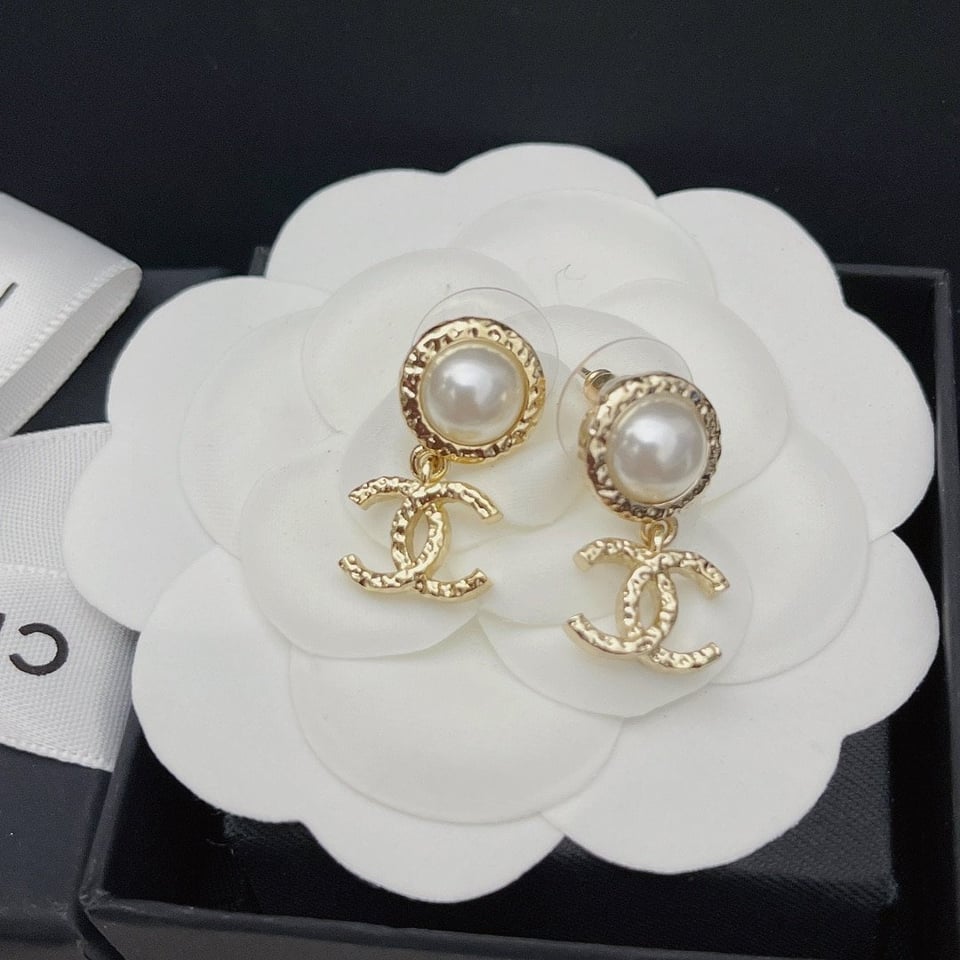 Chanel Cc Pearl Earrings view 8