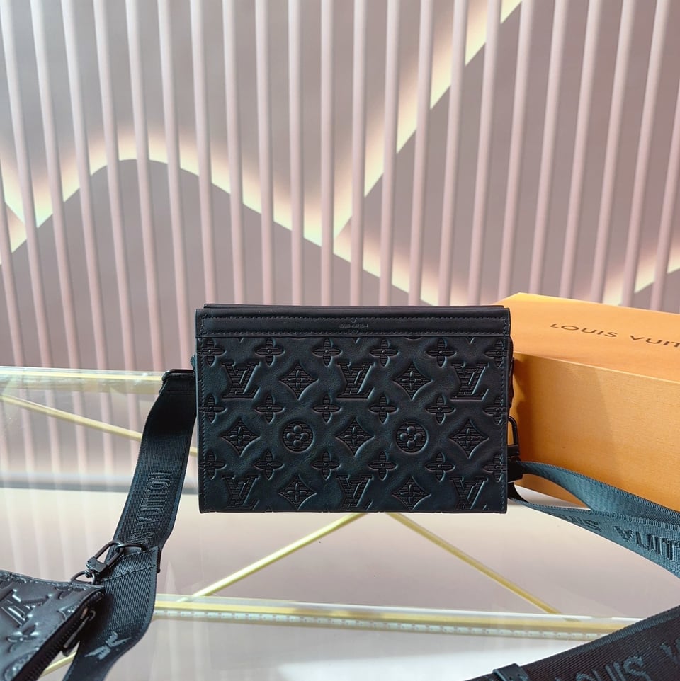 Louis Vuitton Gaston Wearable Black 22Cm M81115 view 3