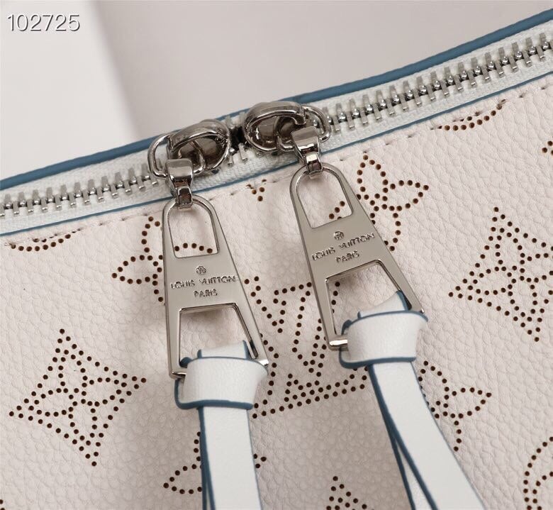Louis Vuitton Beaubourg Hobo Mm White view 4