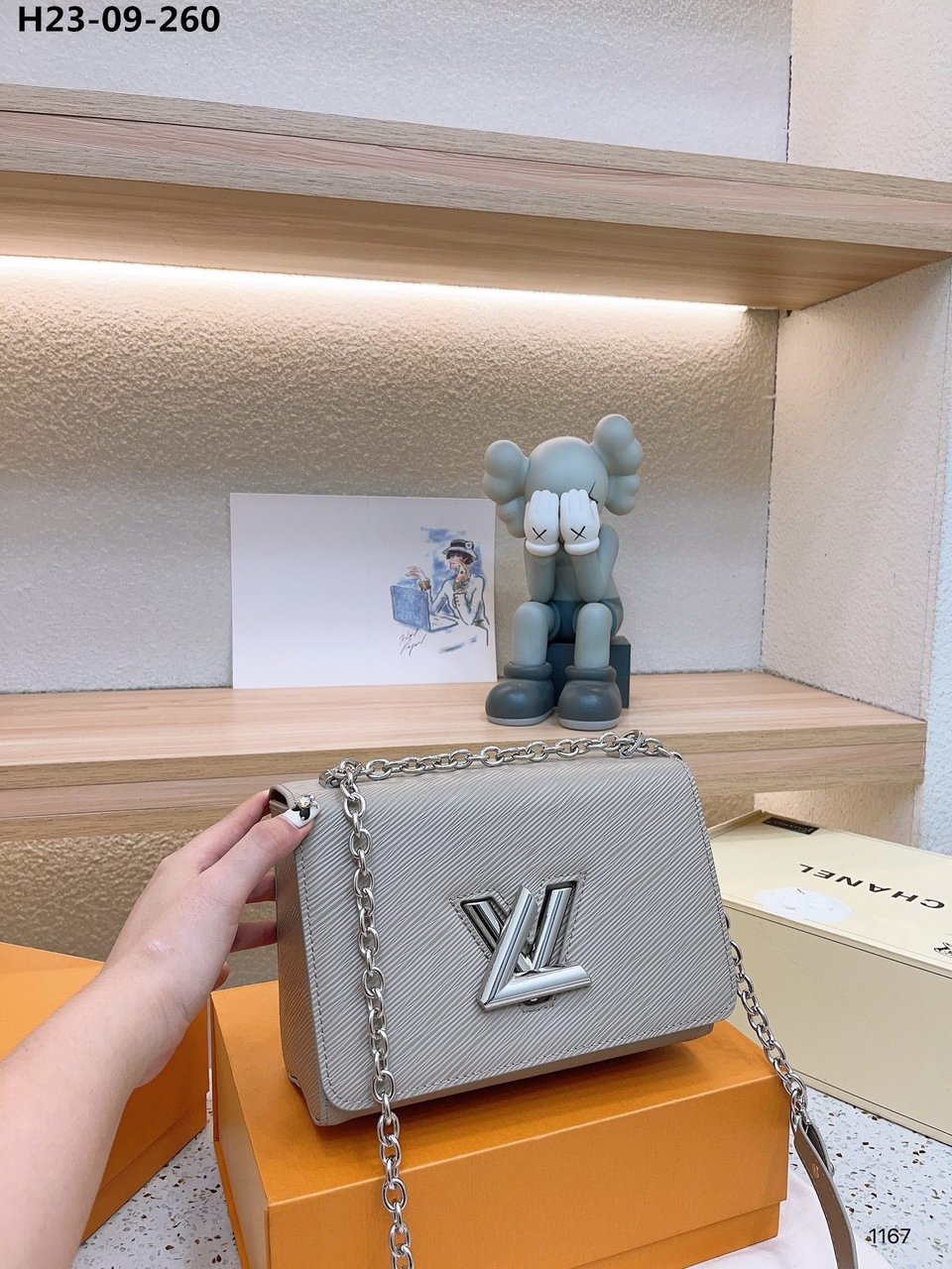 Louis Vuitton Twist Mm Bag Grey 23Cm view 3