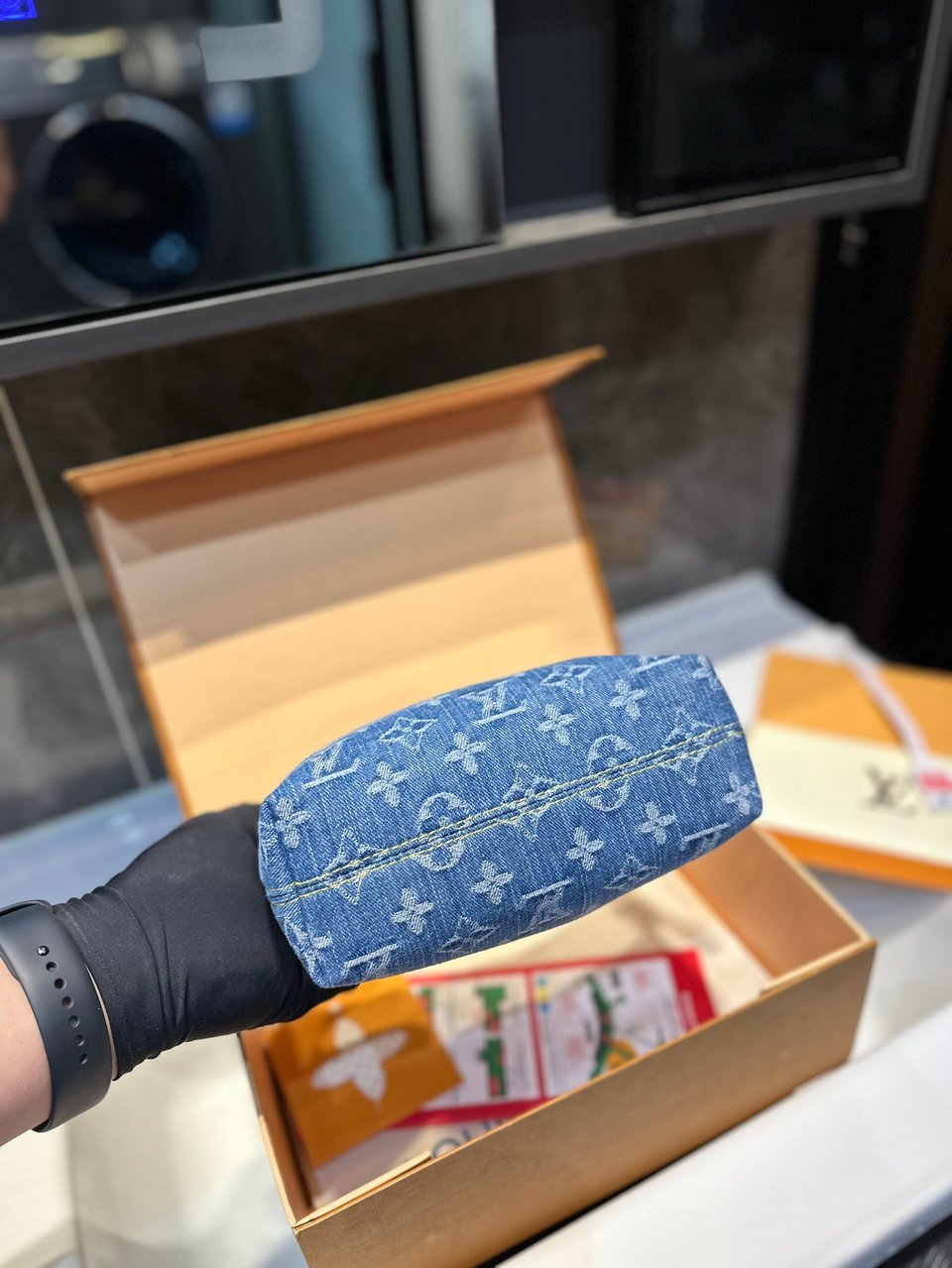 Louis Vuitton Hills Pochette Denim Blue 24Cm M82949 view 4