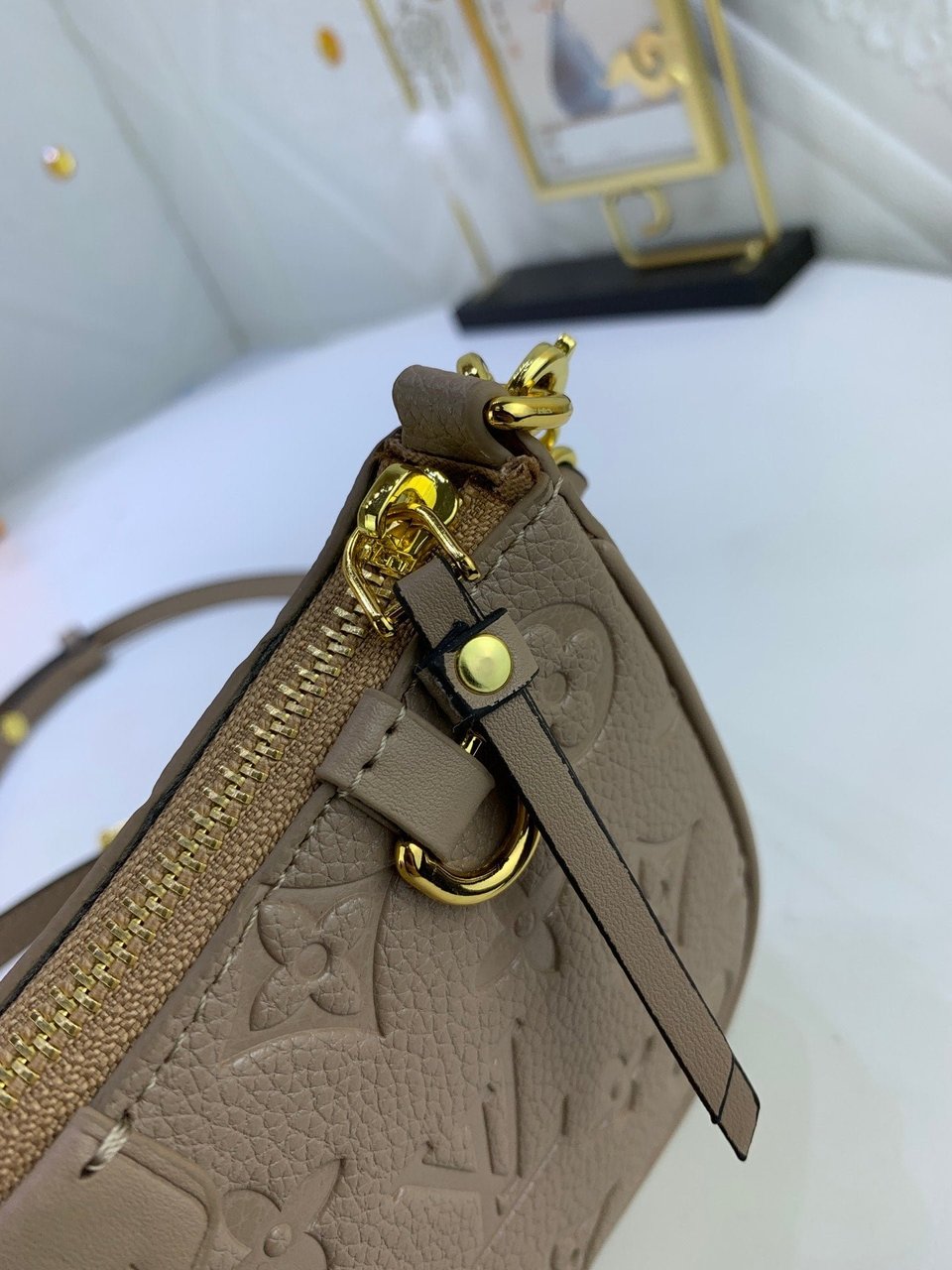 Louis Vuitton Easy Pouch On Strap Tourterelle Beige 19Cm view 4
