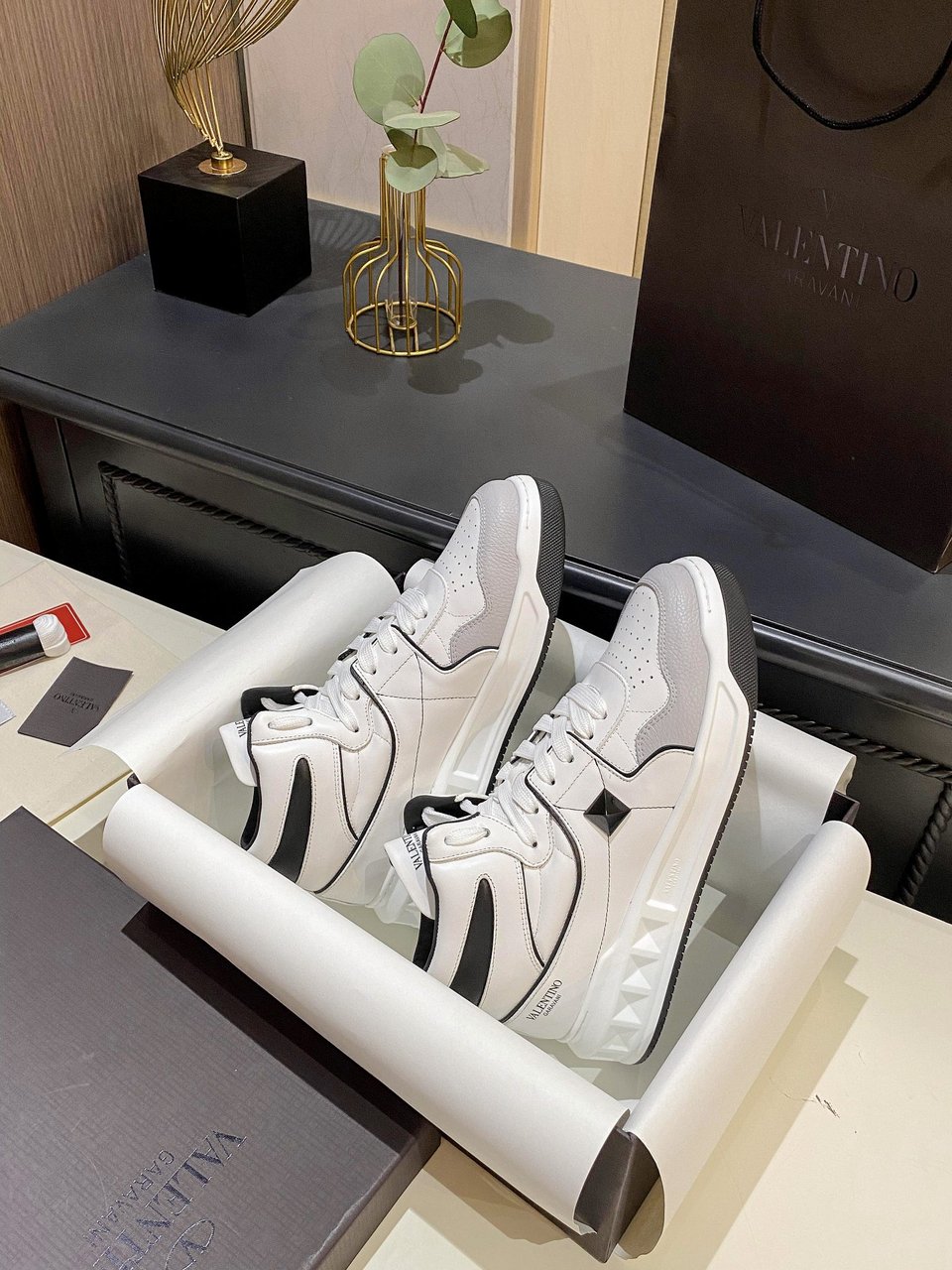 Valentino One Stud Mid-Top Calfskin Sneaker White Ys0E63Nwn 0N2 view 5