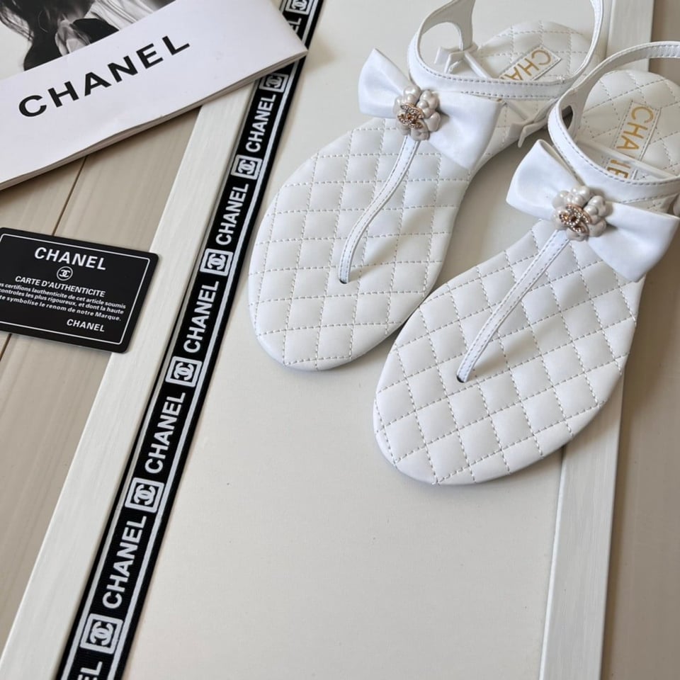 Chanel White Quilted Leather With White Camellia Cc Logo Bow Thong Sandals view 3
