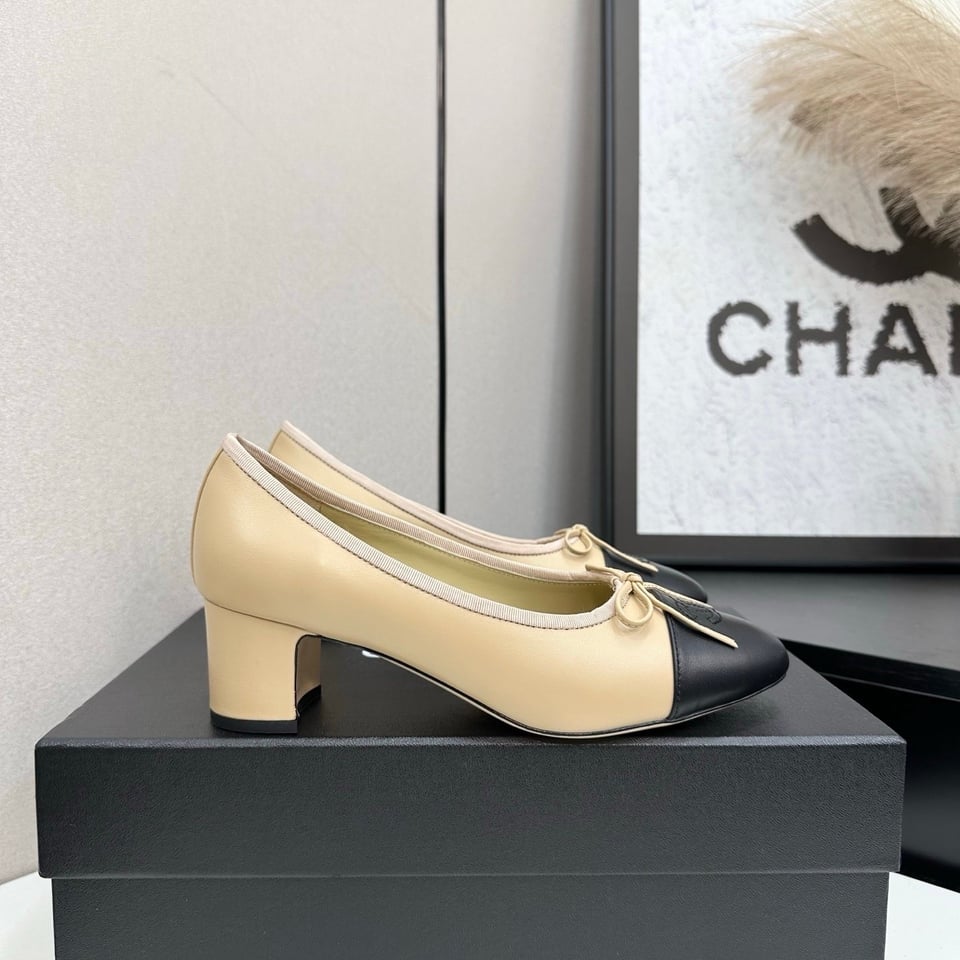 Chanel CC Cap Toe Mid Heel Pumps Beige/Black – Heel 4.5cm view 3