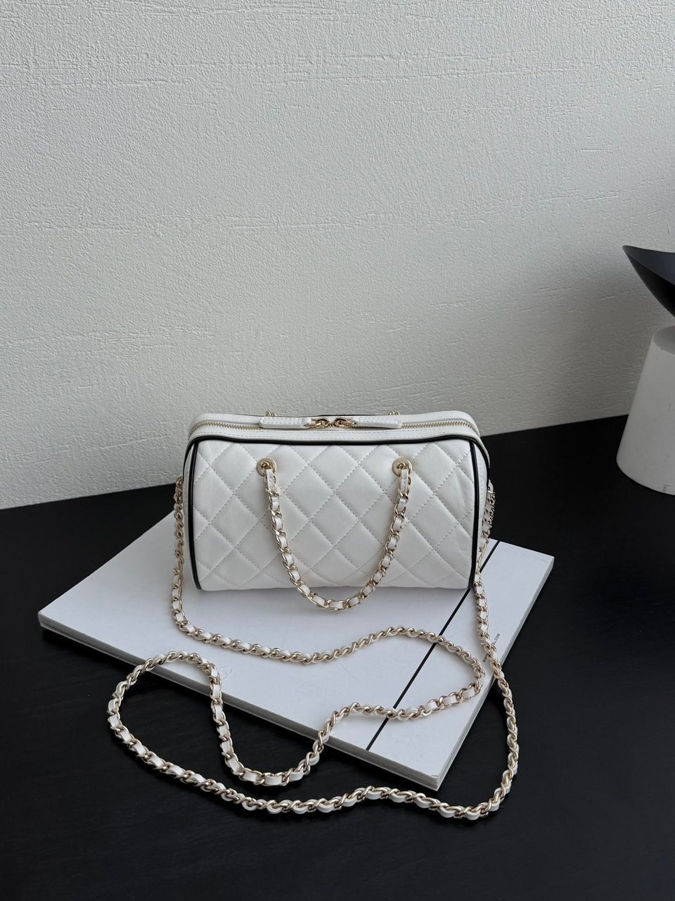 Chanel Spring Summer 2025 Pre-collection Clutch With Chain Lambskin White 18.5cm/ 7.3inches view 10