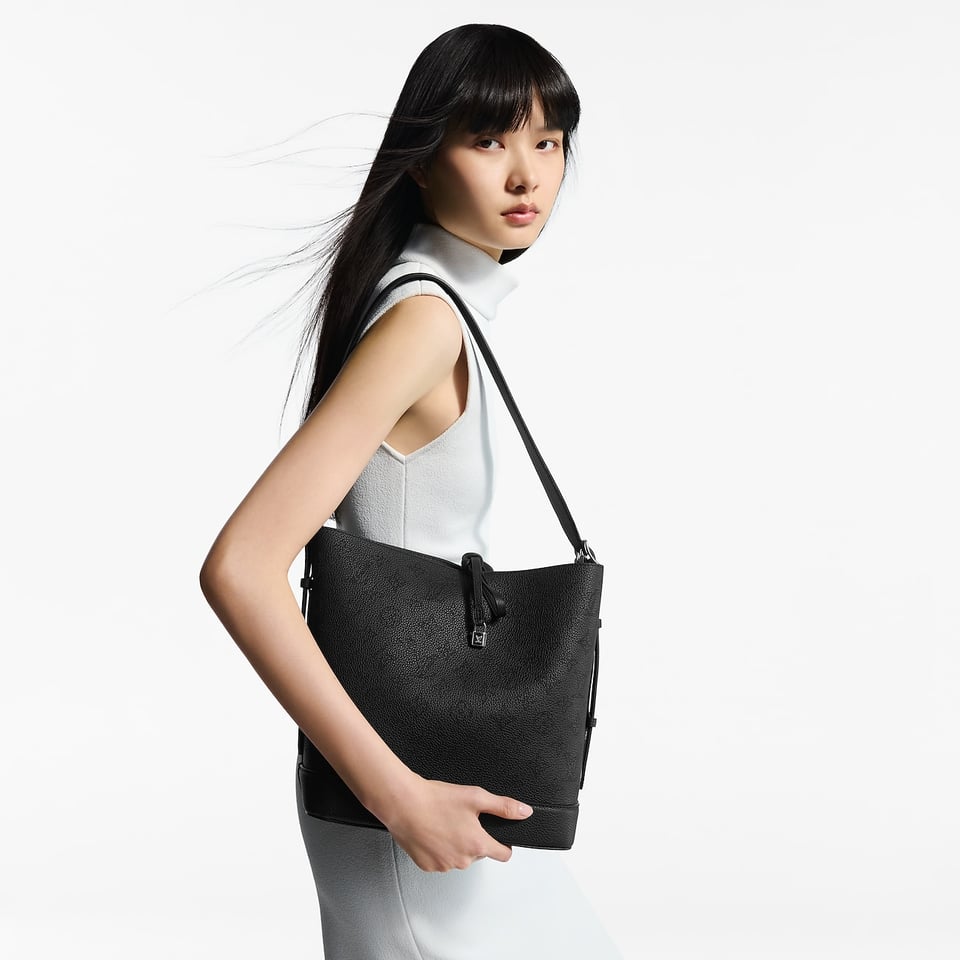 Louis Vuitton Flore Perforated Mahina Black 22Cm M12139 view 4