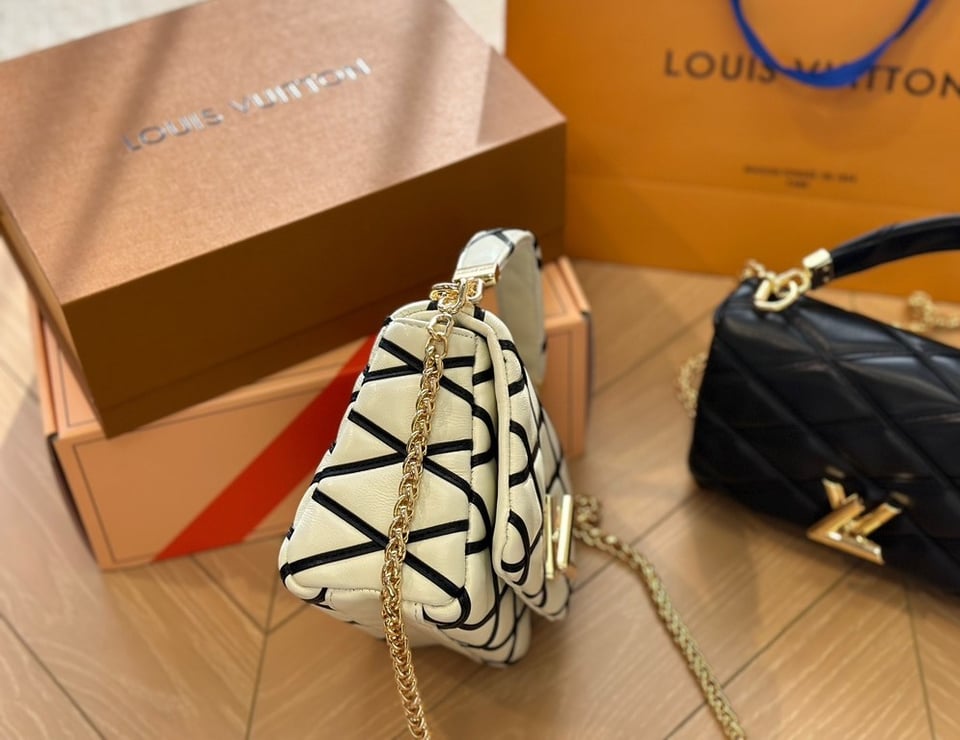 Louis Vuitton Go 14 Mm White Black 22Cm M22890 view 7