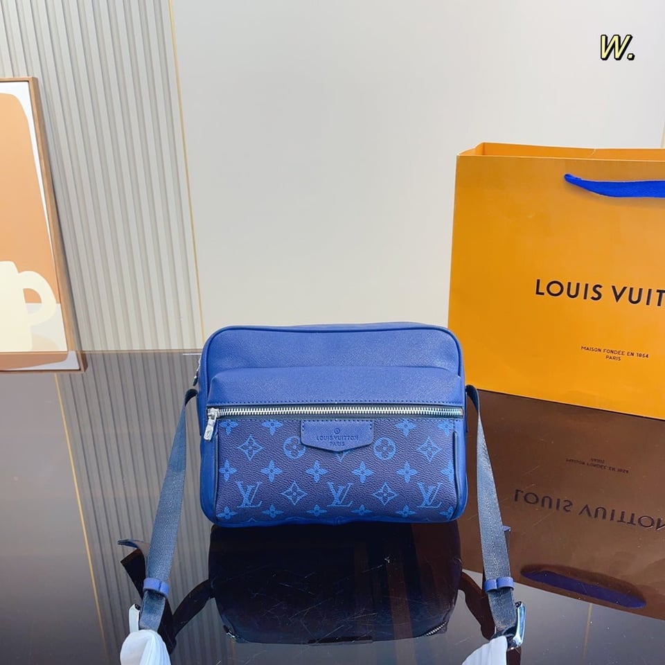 Louis Vuitton Outdoor Messenger Navy Blue 25Cm M30242 view 3