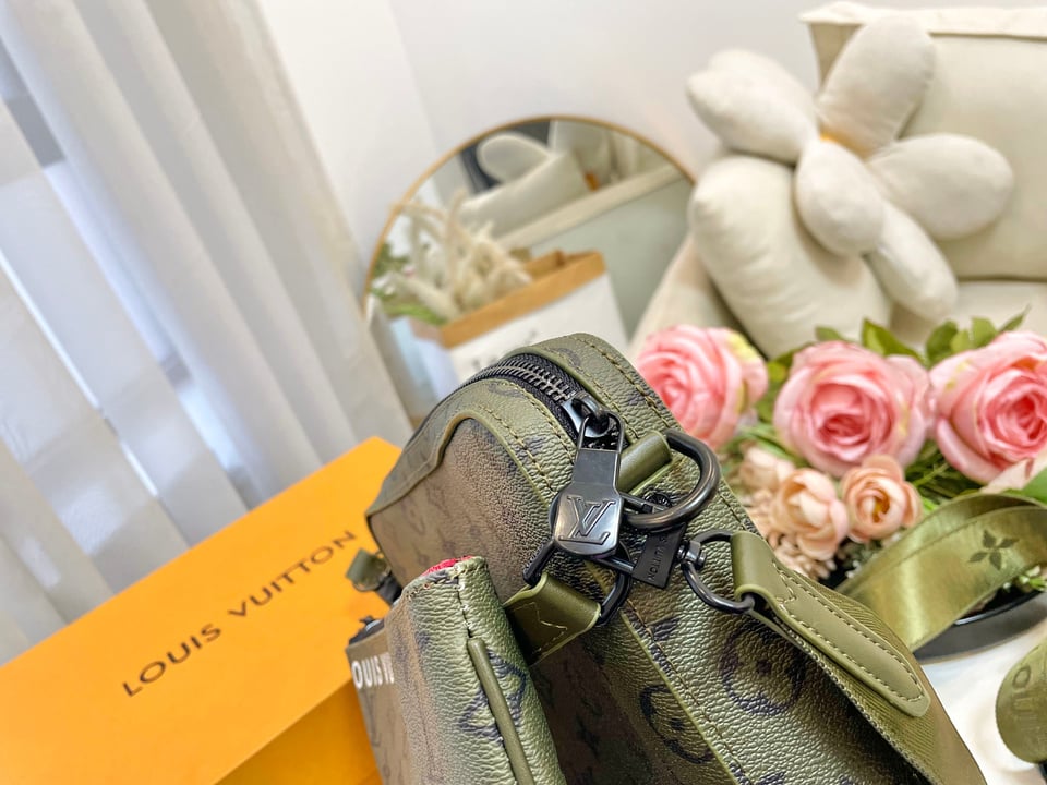 Louis Vuitton Trio Messenger Green 26Cm M23783 view 5