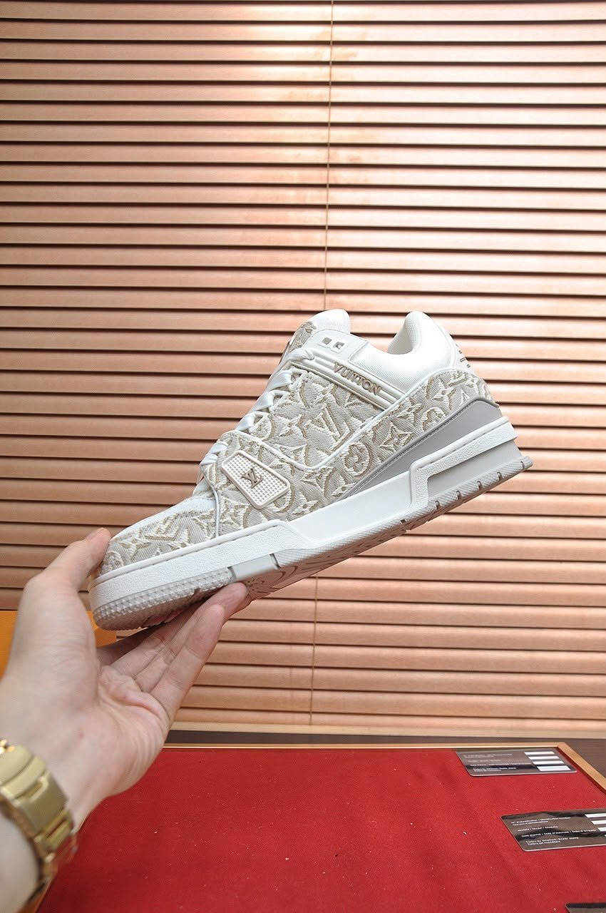 Louis Vuitton Trainer Sneakers Beige 1AKKJB view 4