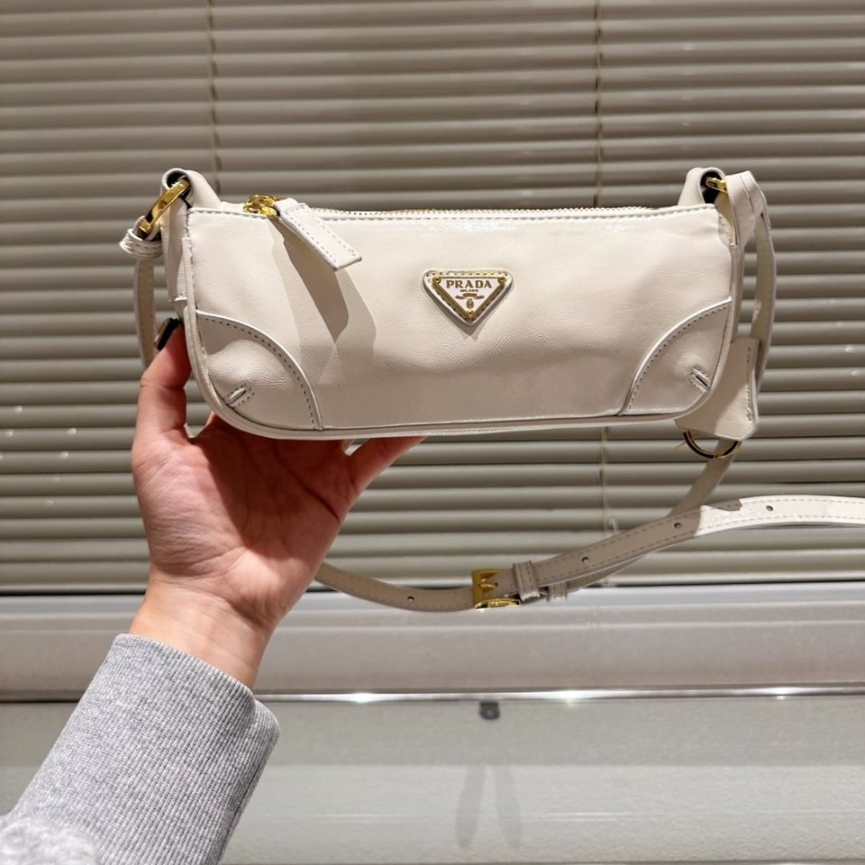 Prada Re Edition 2002 Leather Shoulder Bag White 23Cm view 4